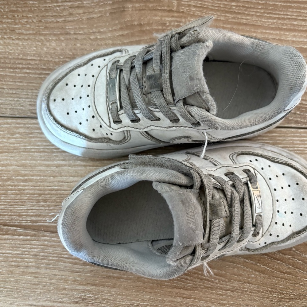 Nike Gray Sneakers Classic Athletic Design